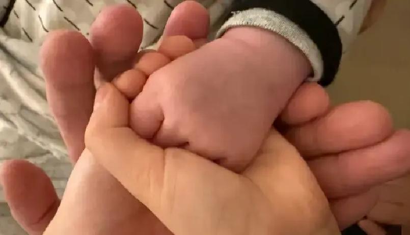 58岁生娃，母子都平安古巨基晒照：老婆刚生完，他58，她58，孩子哭声洪亮