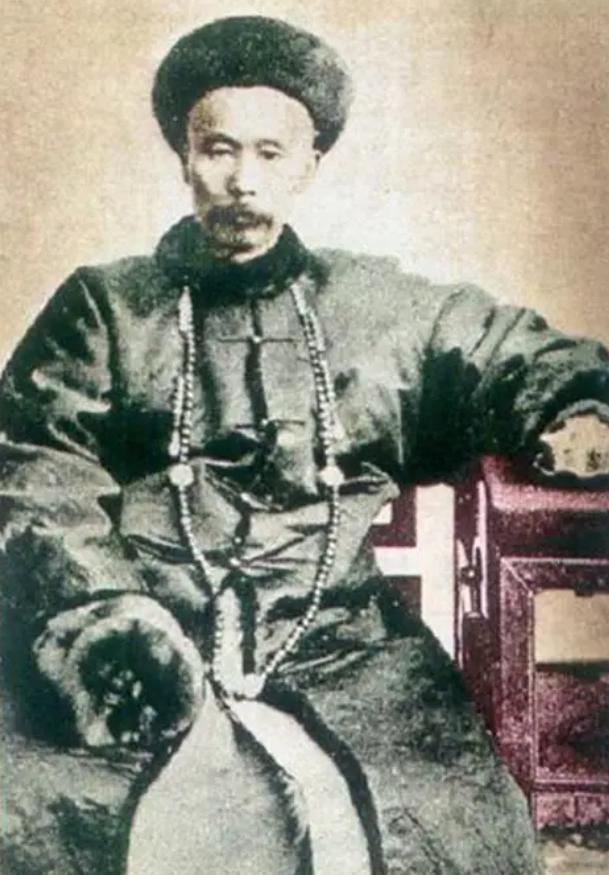 1871年正月十三，宁夏吴忠四旗梁子。63岁的马化龙被绑上凌迟柱，同一天，他的儿