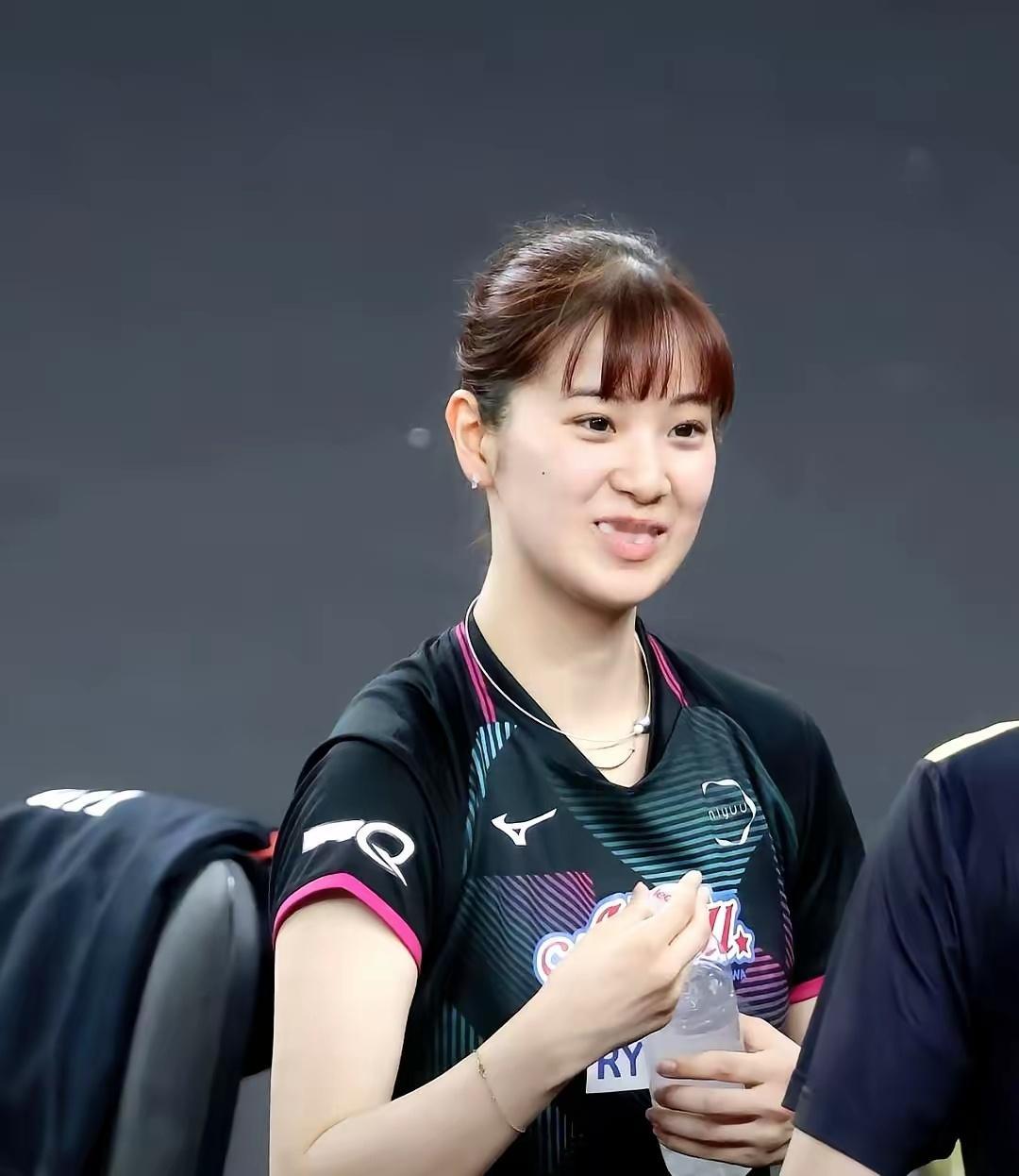 长崎美柚回日本后，终于说了大实话！面对镜头，她直言莎莎的挑战让自己感到“羞愧”。