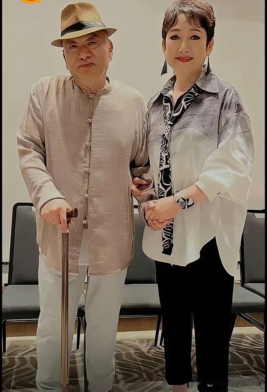 右边的女明星是成方圆，年轻时候唱的歌曲陪伴很多70、80后的成长，现在老了一点，