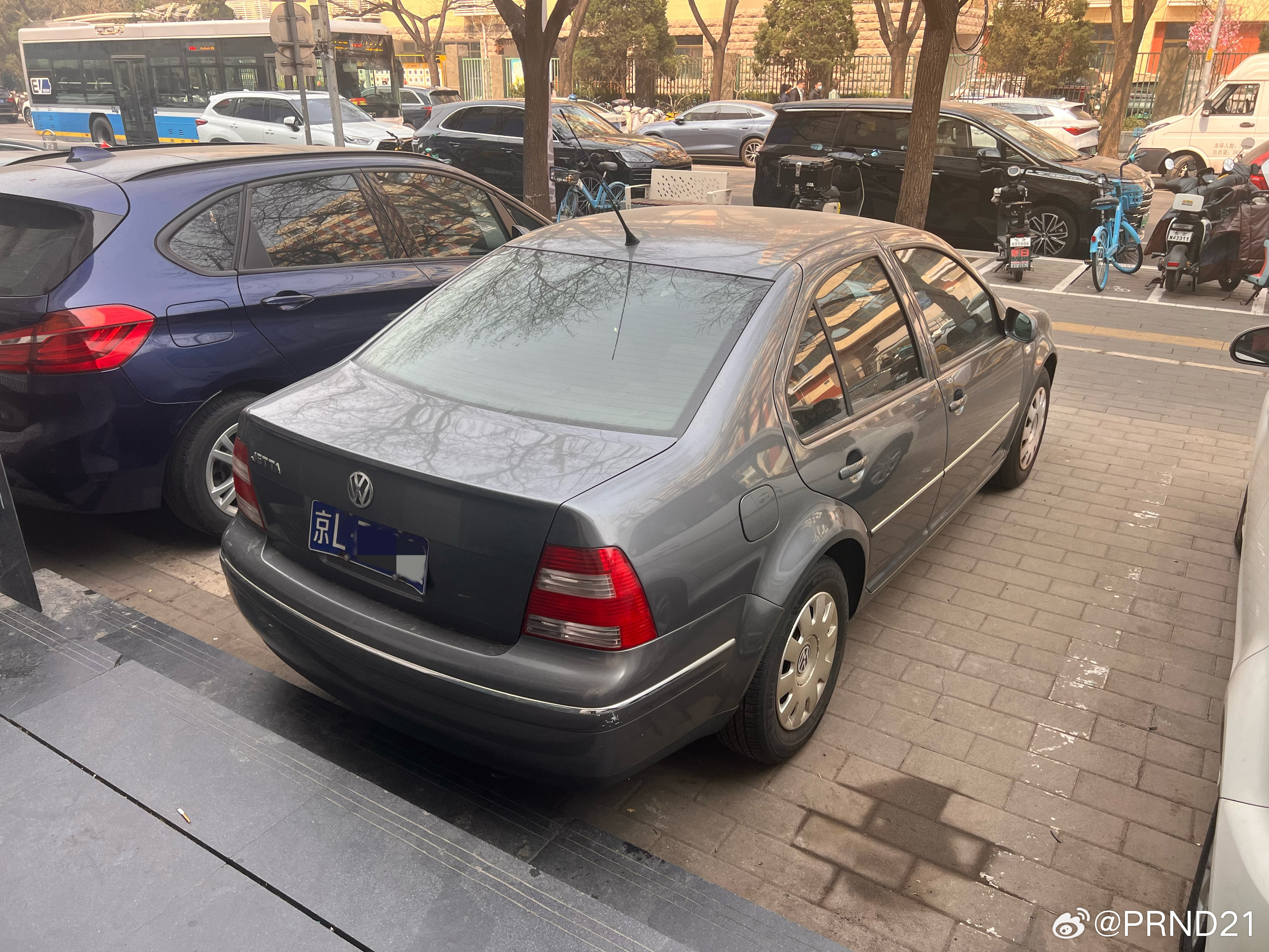 嚯，进口的宝来……不对捷达mk4！估计也是使馆车或自带车卖出来了。从钢圈、4AT