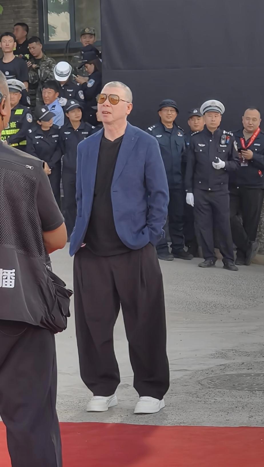 冯小刚导游真人太帅了，又帅又潮，以为布拉德皮特来了！[呲牙笑]