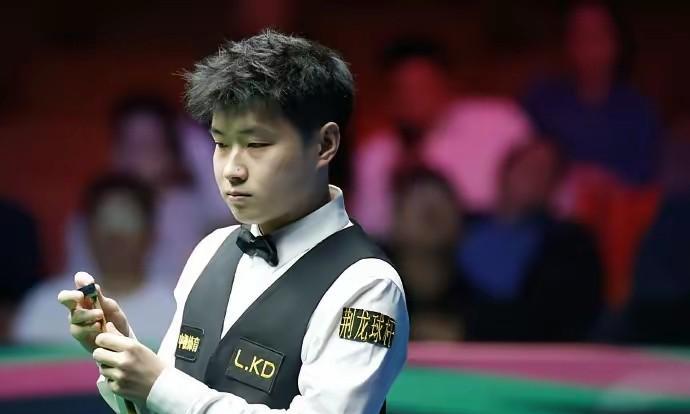 赵心童被吴宜泽4连鞭了，由上半场4—4平到目前4—8陷入绝境，11局9胜制，赵心