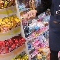 前两天苏州有个事儿，让不少家长心里都堵得慌。一个3岁孩子跟着妈妈出门，妈妈在店外