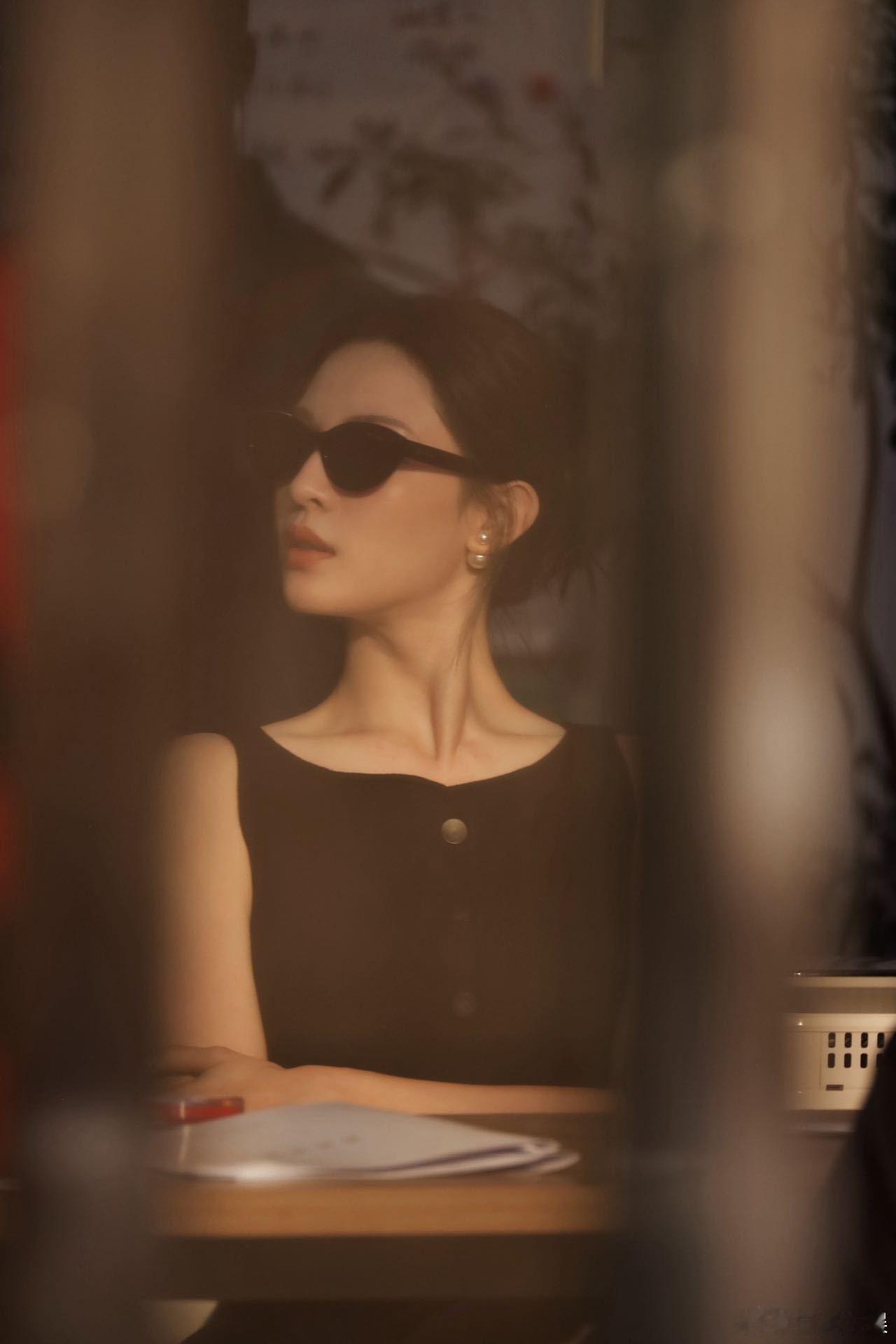 钟楚曦黑丝长腿钟楚曦黑丝短裙路透钟楚曦这腿是真实存在的吗？短裙黑丝一穿，直接封