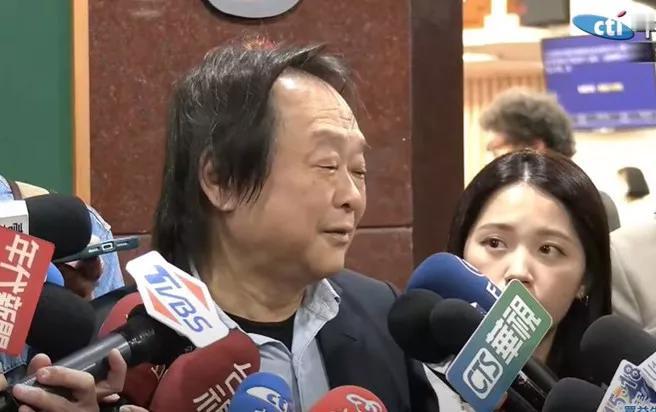 大罢免失利，蓝营士气大振，民进党内开始究责。其中民进党王世坚昨（30日）接受媒体