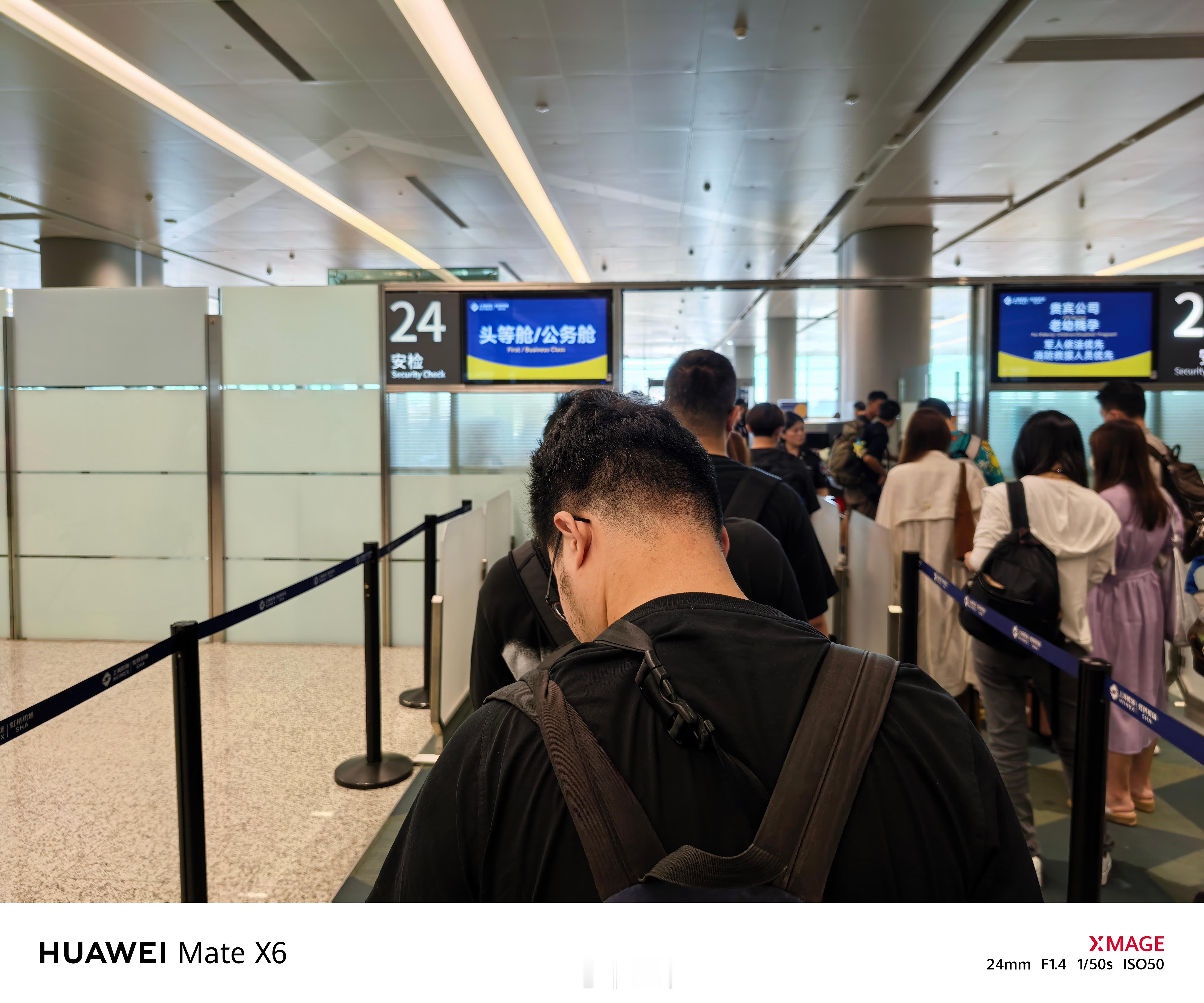 虚假的出差人：到机场早了觉得浪费时间，应该刚好吃个饭喝杯咖啡，或者刚好登机就行真