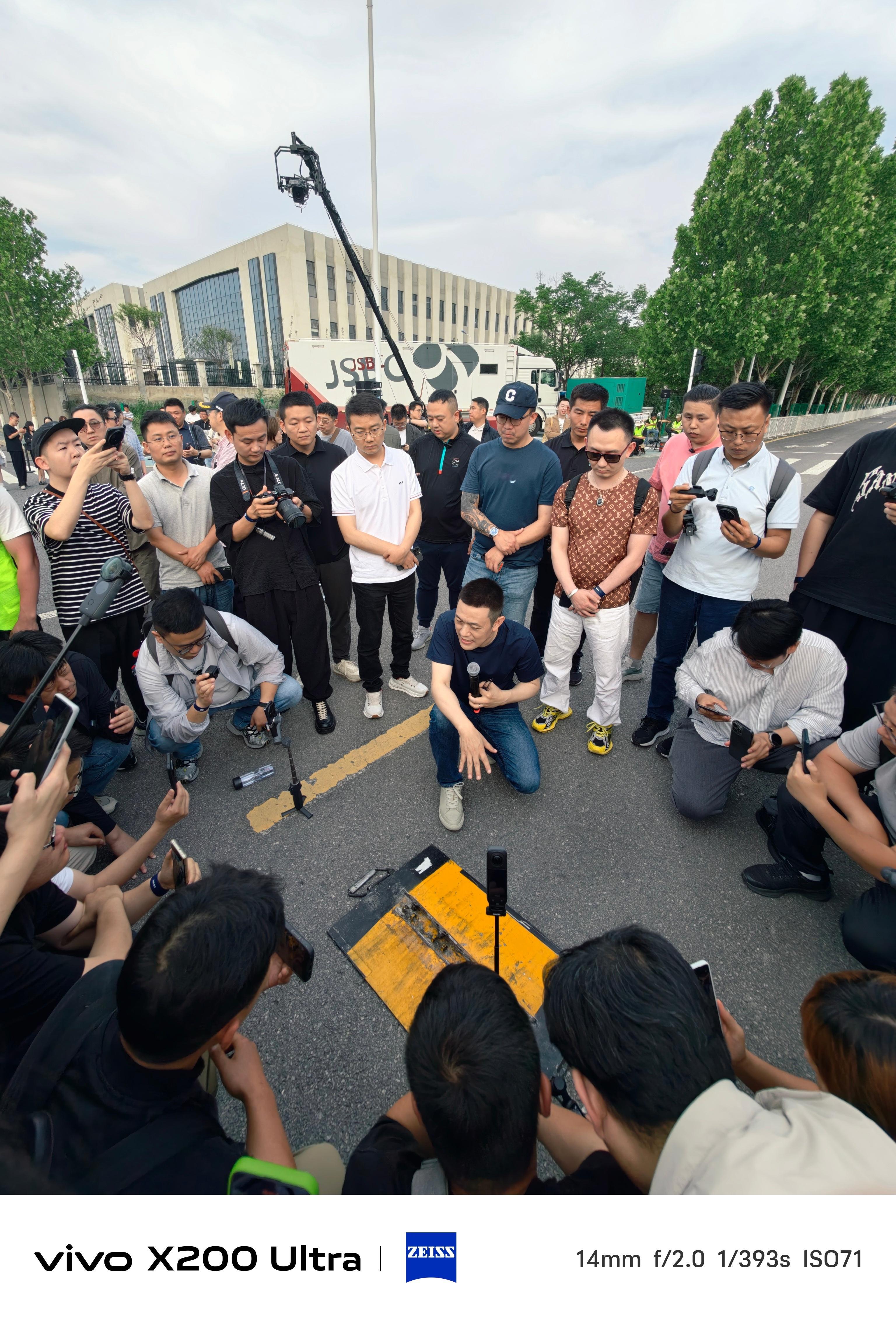 斌哥又来测爆胎了[doge][doge]这次是全新蔚来es6我真没想到全新蔚来e
