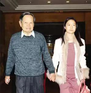103岁杨振宁和48岁翁帆被偷拍日常！十指紧扣散步照曝出