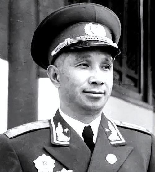 ☁1959年的军委会议上，主席坐下后，突然发现一张熟悉的面孔没有来，于是非