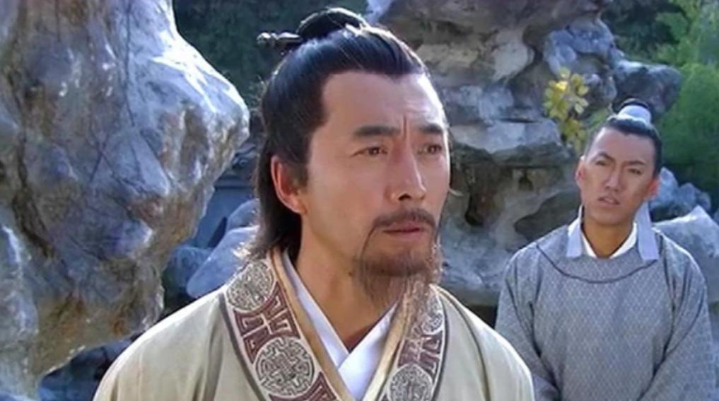 元末明初，有次过年，朱元璋搬出一把椅子，率领文武百官向着椅子磕头。其他人看老大都