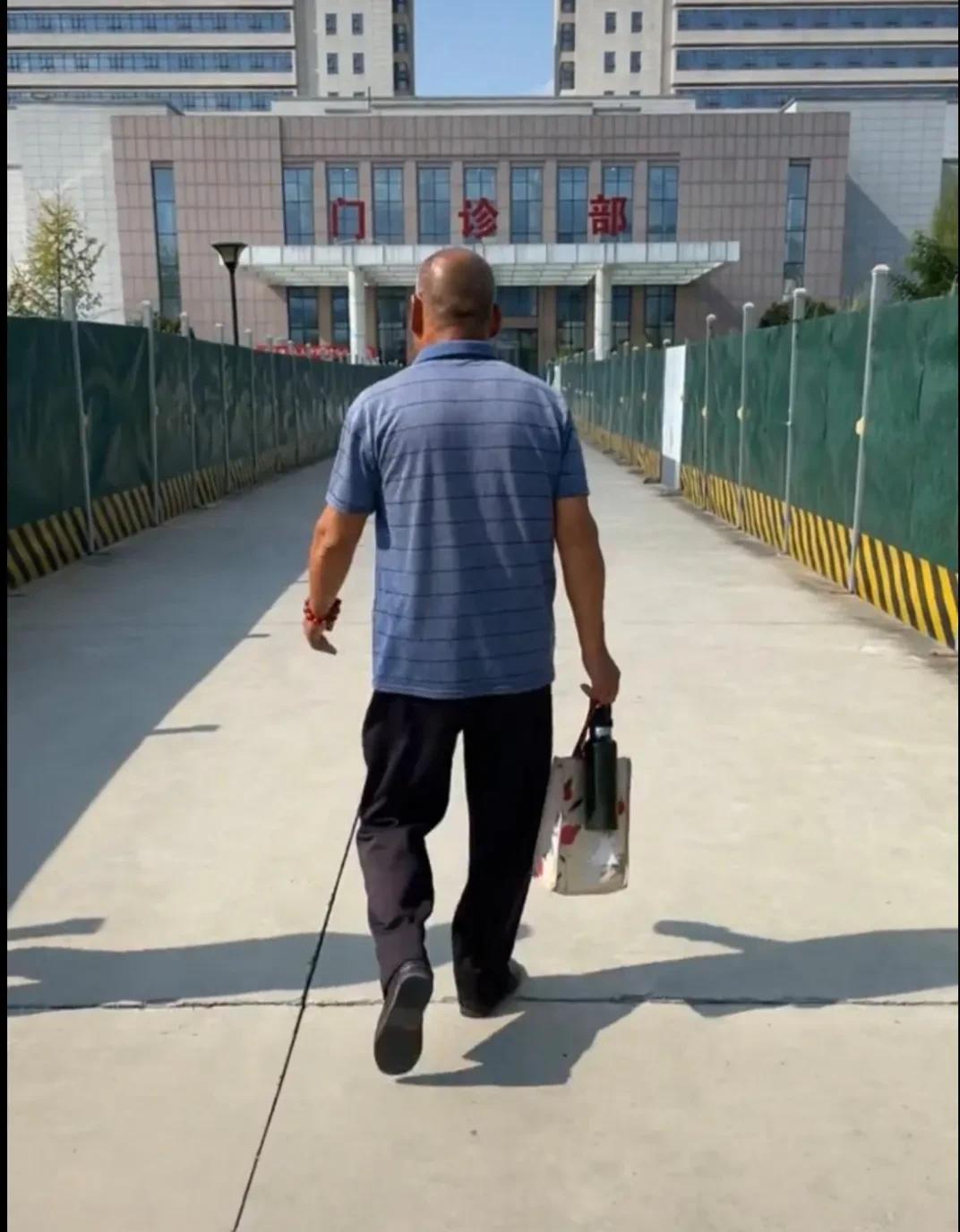 在外人眼里我爸爸是最没出息，也是最窝囊的一个人，下半辈子什么事都没做，就是在家照