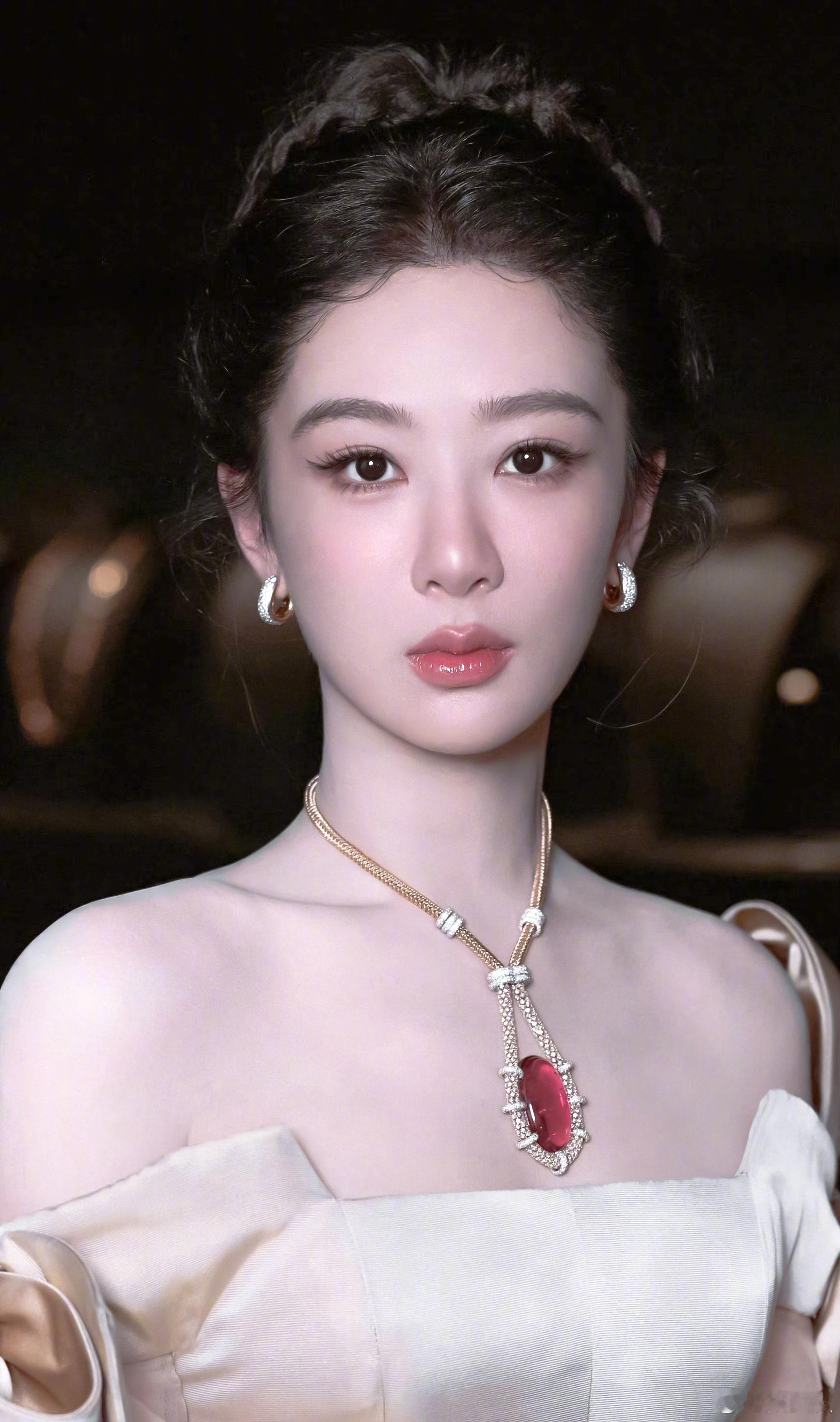 杨紫大花青衣气质从前荧幕里灵动少女，如今一身青衣风骨。杨紫的大花气质从不是浮华堆
