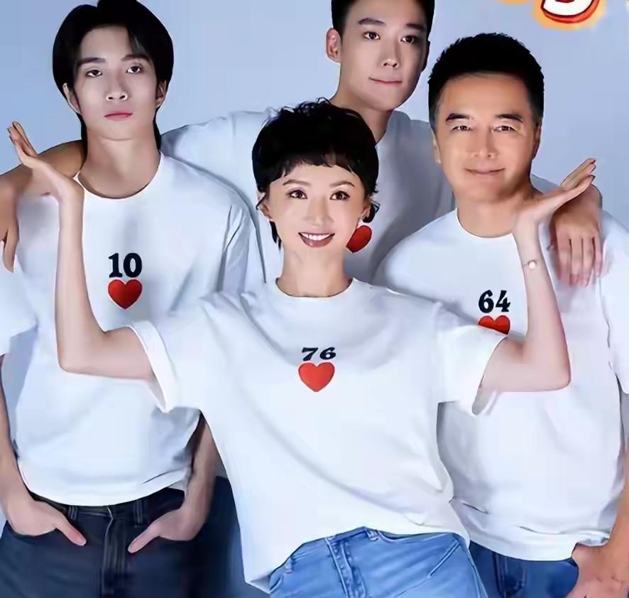 何晴去世九个月之后，前夫许亚军一家人拍摄全家福，引发大家关注。全家福由继母一手安