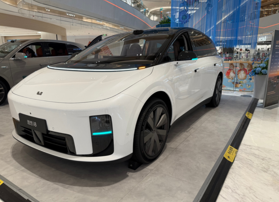 i8这外形一言难尽前理想one车主表示，25万真的都很难下手，以前的理想销售约