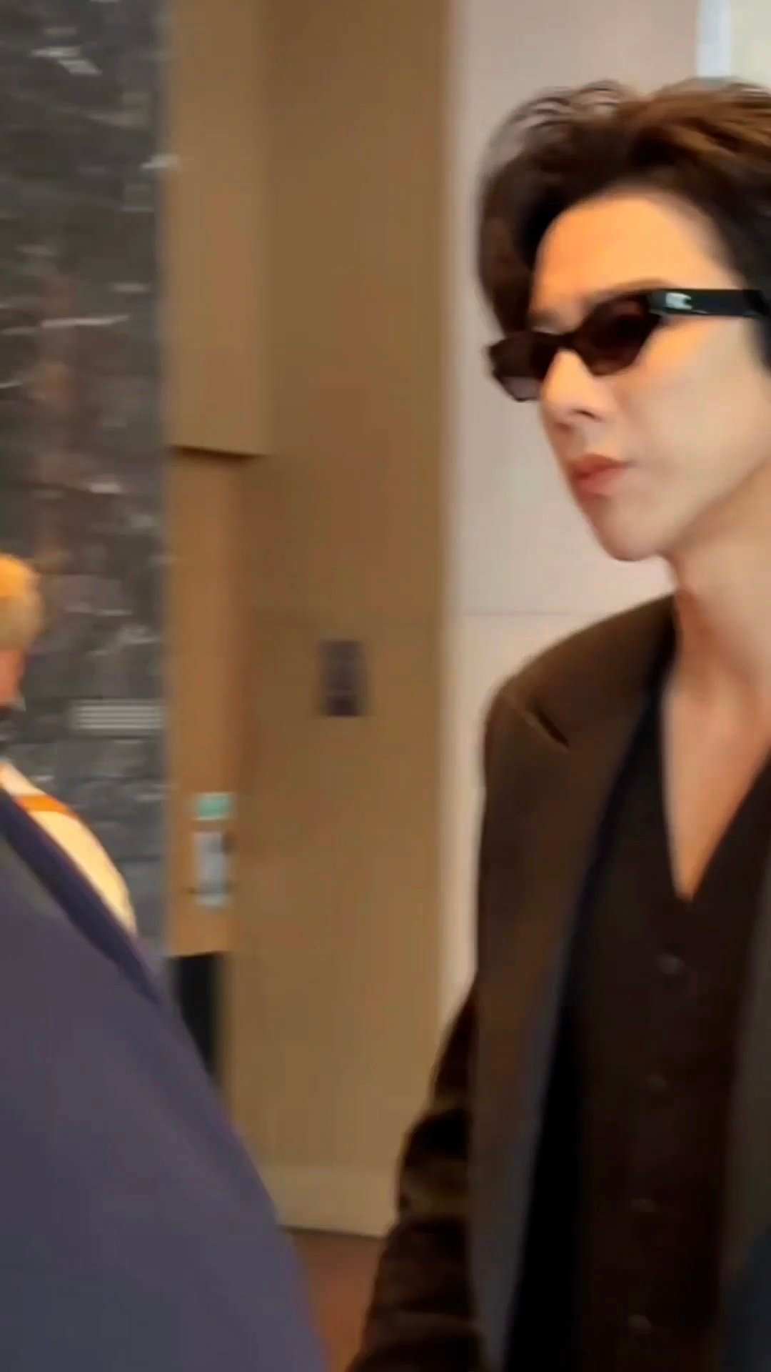 掌管黑西装的神来了，完全西装暴徒来的啊啊啊刘宇宁地球超新鲜黑西装深v路透