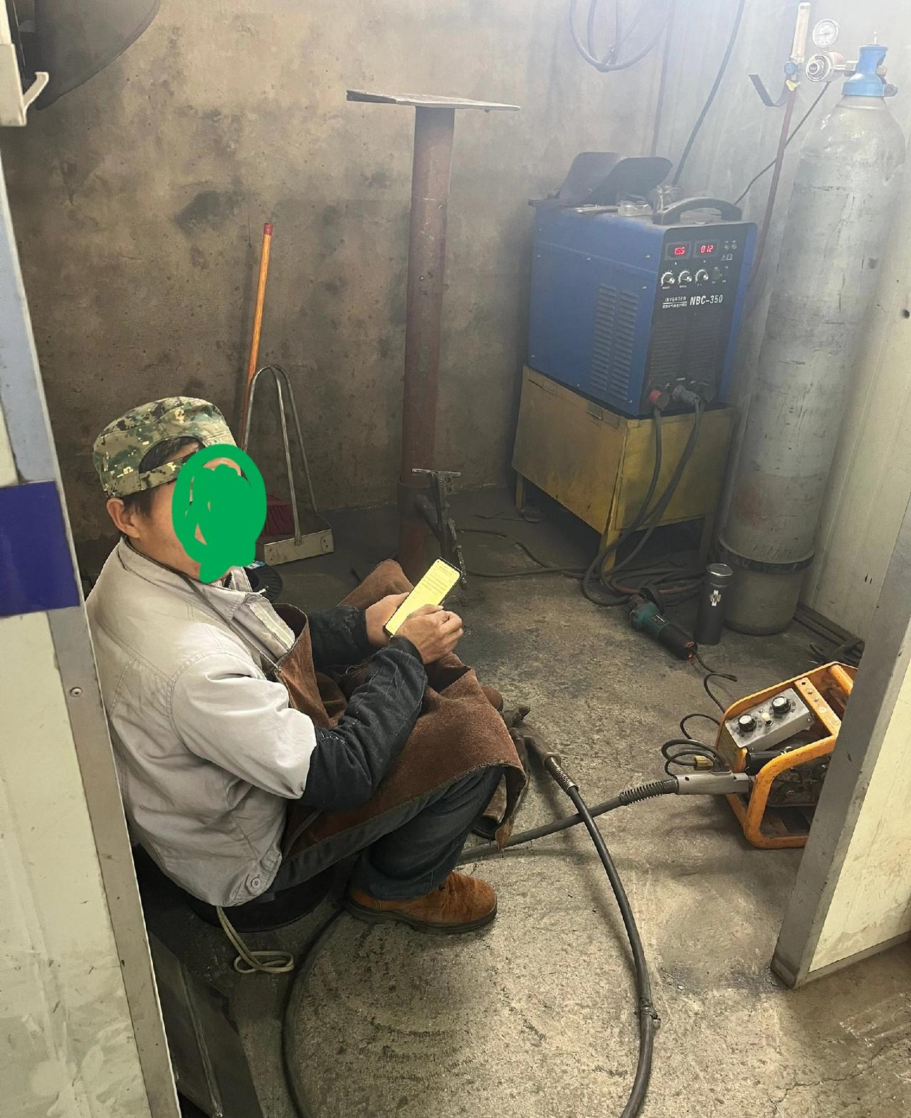 老板让我把这个8500元一月的焊工给干掉，不管用什么方法都可以，因为这个焊工是我