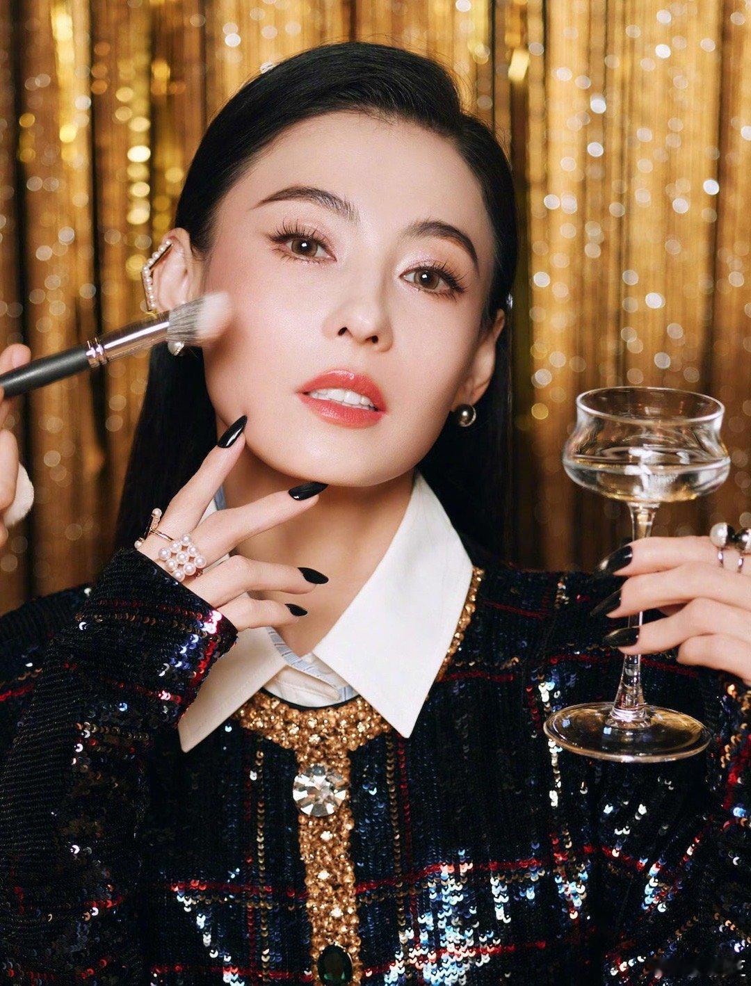 张柏芝耳骨夹张柏芝再次证明，真正的美人能驾驭一切风格！一枚小小的耳骨夹，就能在