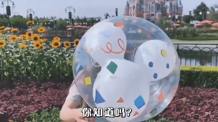 赵露思新歌《BVB》15秒预告一经发布便火爆全网。她黑蓝挑染的发型搭配金属战衣，