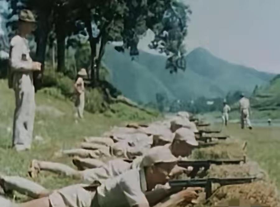 1947年春，莱芜战场，上千支美式冲锋枪散落战场，饥渴的华东野战军却陷入了抉择：