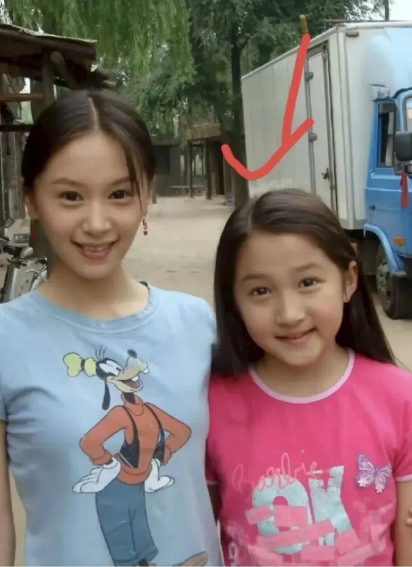 这个小女孩长大成为了演艺界的大名星，你认出她是谁了吗？