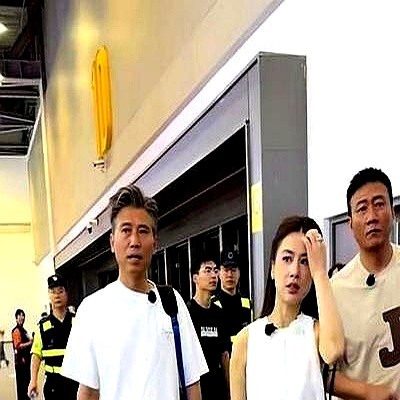 51岁的男人，对着63岁的老哥脆生生喊了一句“爹”。这一幕硬生生把观众看麻了。郭晓东顶着十级磨皮滤镜