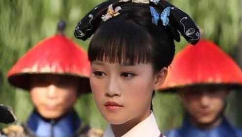 2010年，《甄嬛传》拍到一半，导演郑晓龙看着蓝盈莹的脸特别难受，犹豫再三还是开