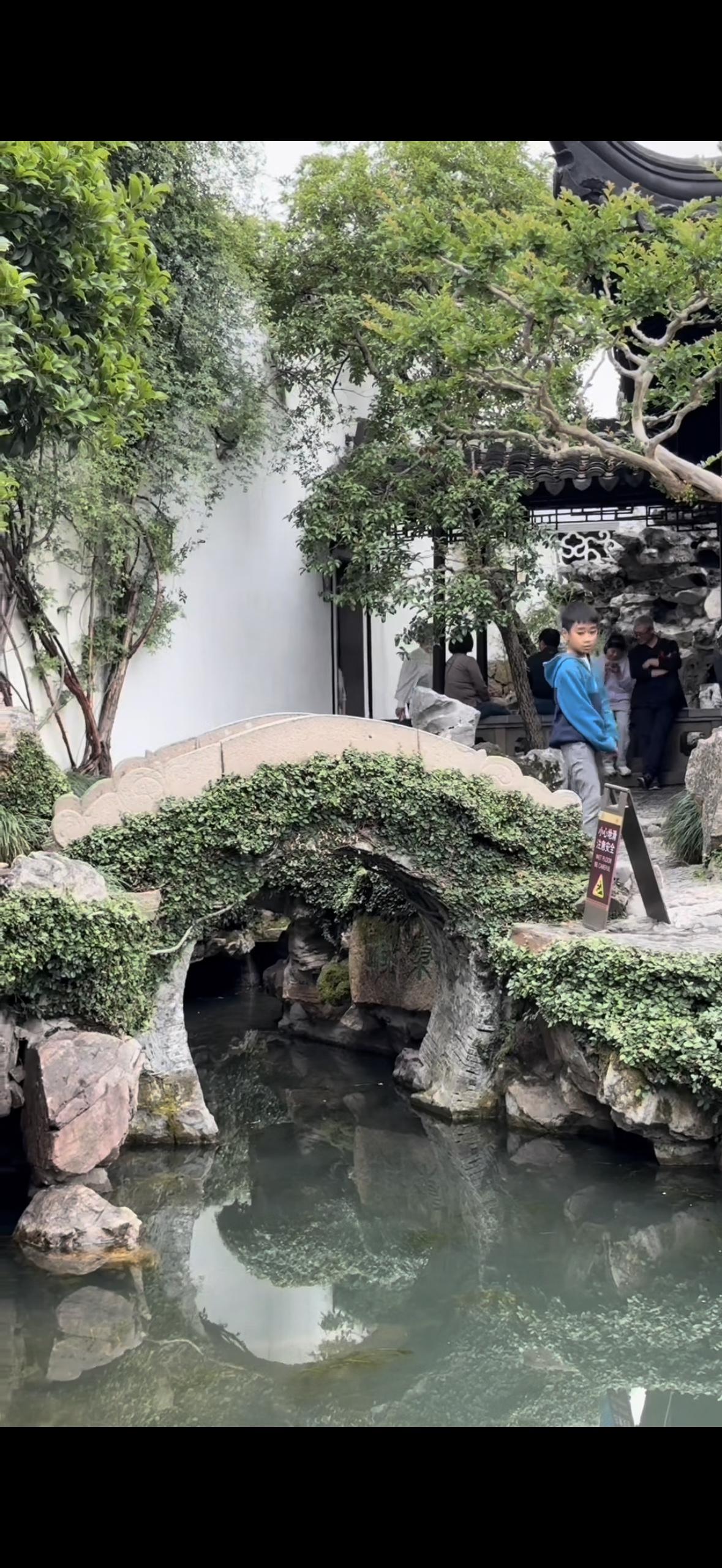 小桥图片分享。最小的石拱桥。