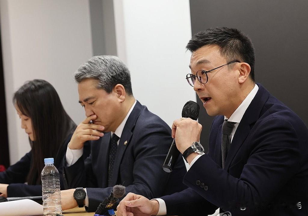 19日韩国前总统尹锡悦律师团于首尔瑞草区生活商务中心召开记者会，宣布已就妨害逮捕