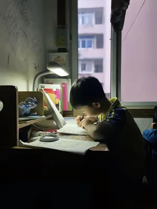 我家五个兄弟姐妹，全靠勤奋走出了自己的路，没一个走歪的我家姐弟五个：两个姐