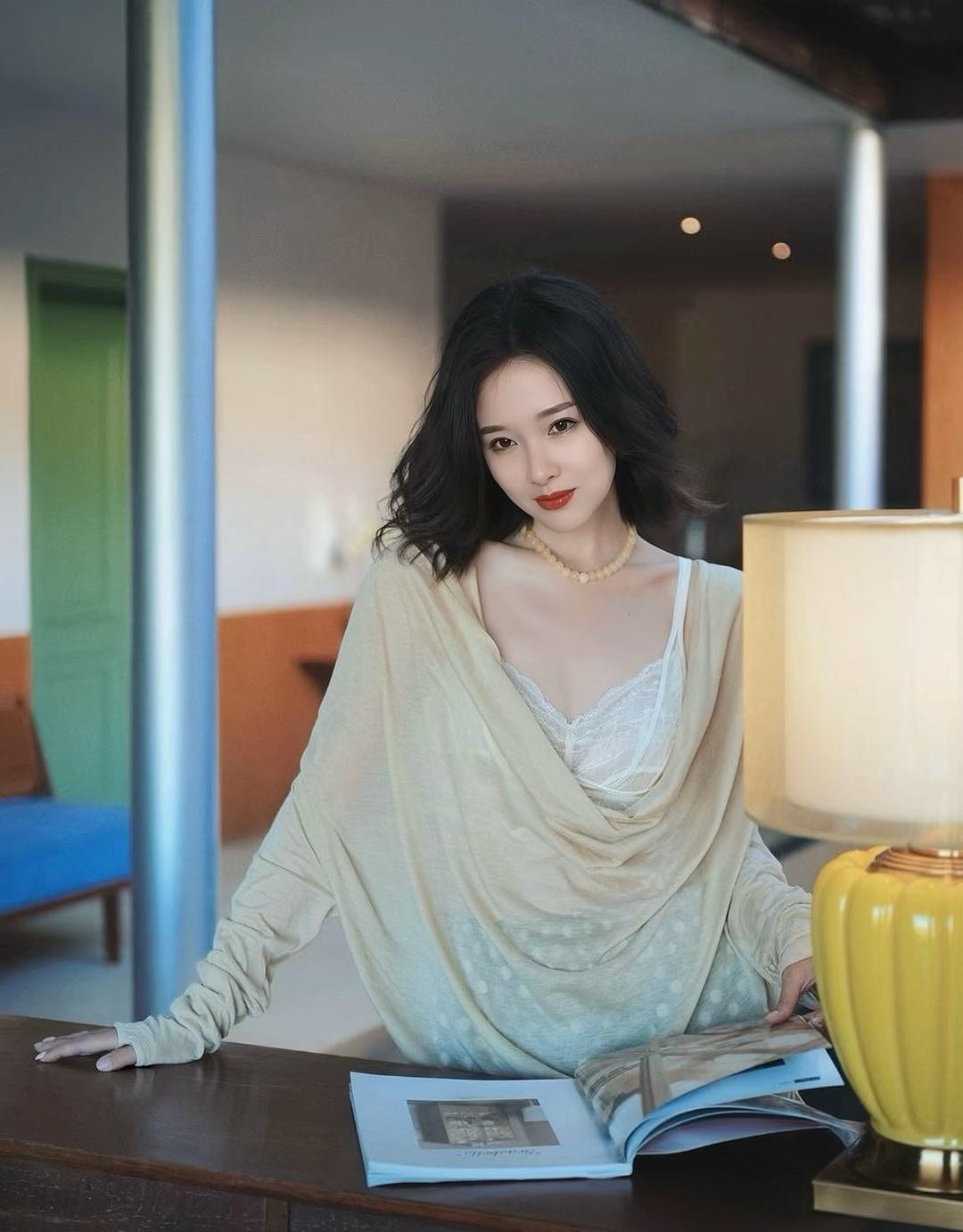 优雅阅读时光，沉浸在书香与温柔的氛围中。