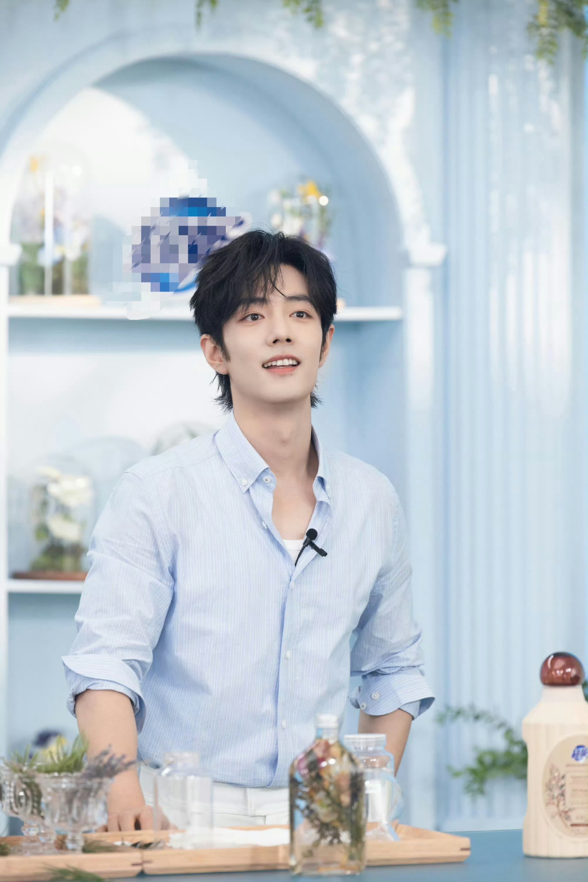 肖战肖战解开扣子漏出来的是内搭真的好清爽吧，齐夏代班的每一次出场都好惊艳