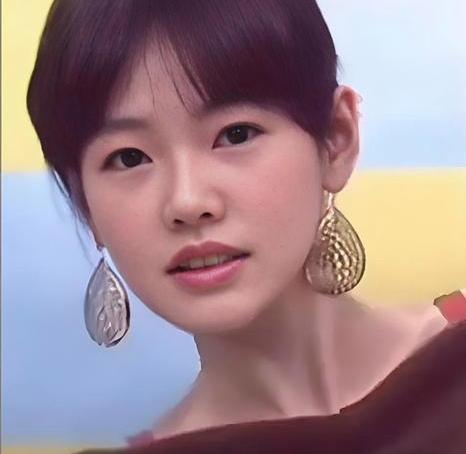 看小S早期这个简单的发型，搭配上淑女又亮眼的吊坠耳环，单看静态照片，其实她长得挺
