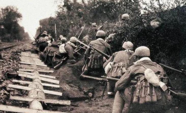 1938年，精疲力尽的新四军2营准备夜宿黄土塘，不料刚进村，就和日军撞个满怀，此