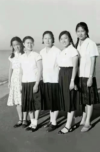 学生时代，李敏与同学们的一张合影，青春靓丽！老照片中是年轻时的李敏，和同学一