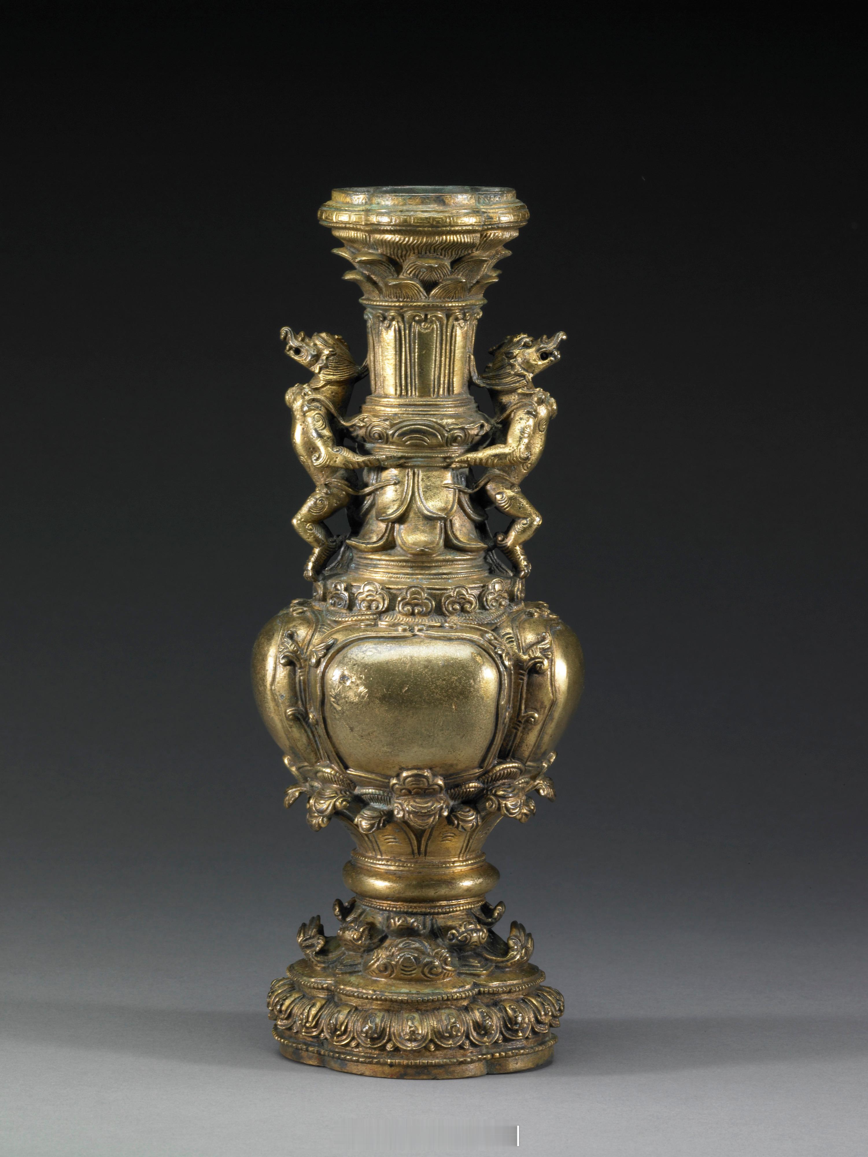 明宣德铜鎏金双龙耳莲花宝瓶尺寸：25.4x9.8x9.8cm来源：