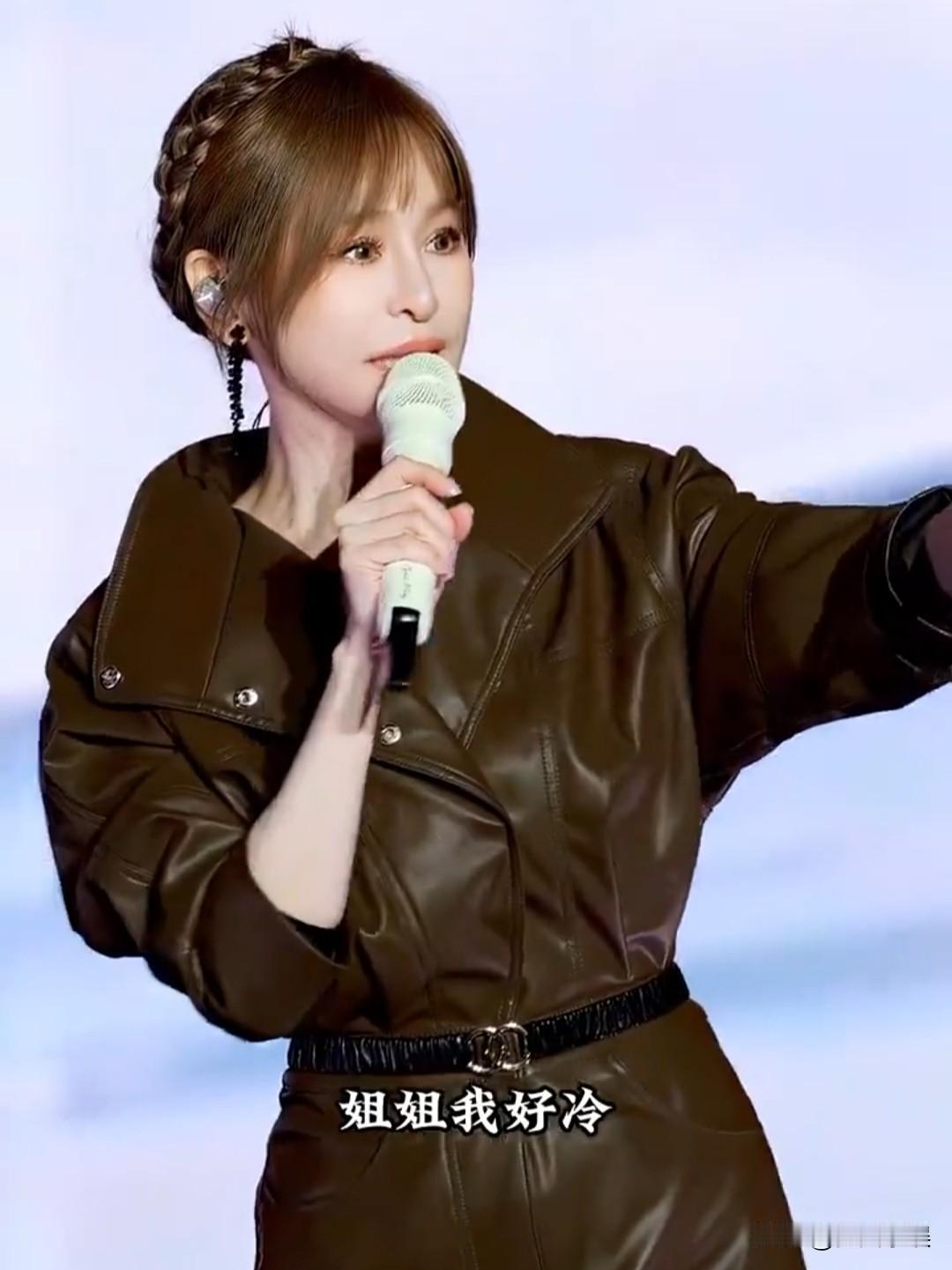 王心凌，“奶凶奶凶”的！10月3日，王心凌在哈尔滨演唱会现场，一位男粉丝在台
