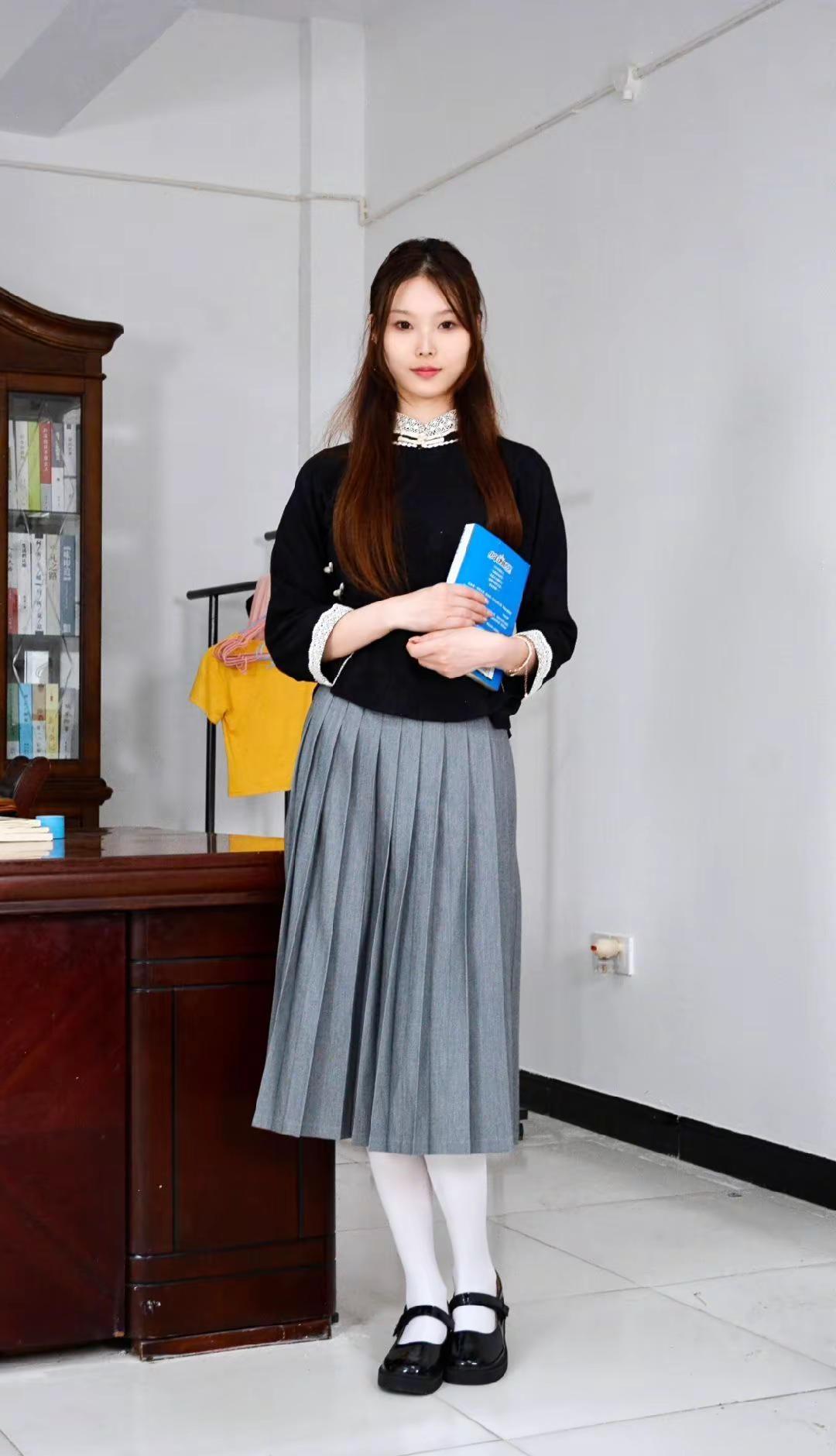 借着这身书卷气的穿搭送上祝愿：愿考生沉着应战，笔下顺畅无阻，所有付出皆有回报办公