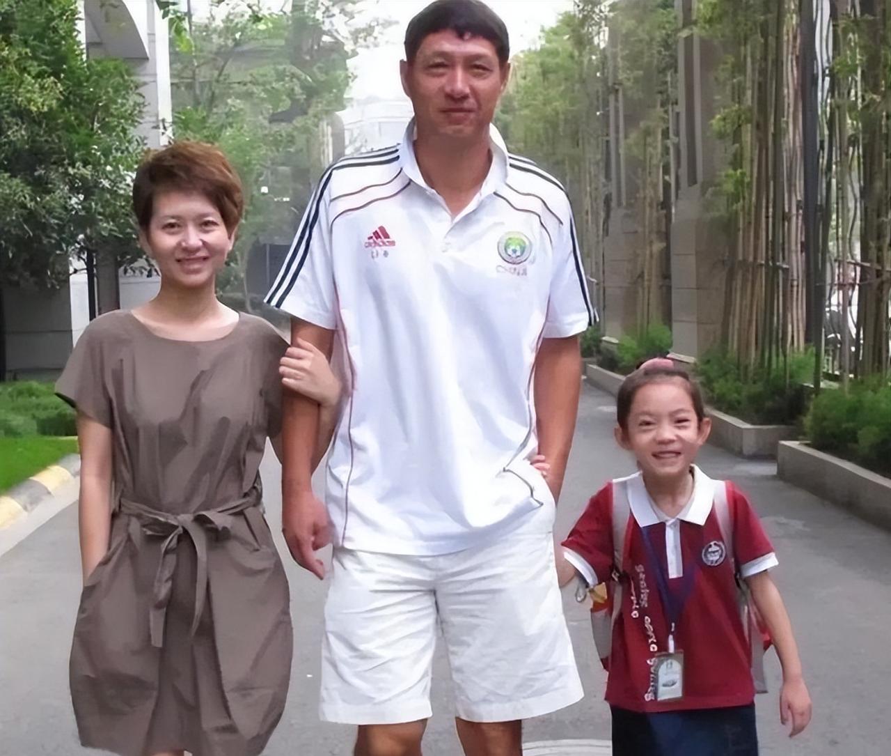 2002年，黎兵净身出户。成都银都花园的房子，归了空姐前妻。协议签完，他留下钥匙