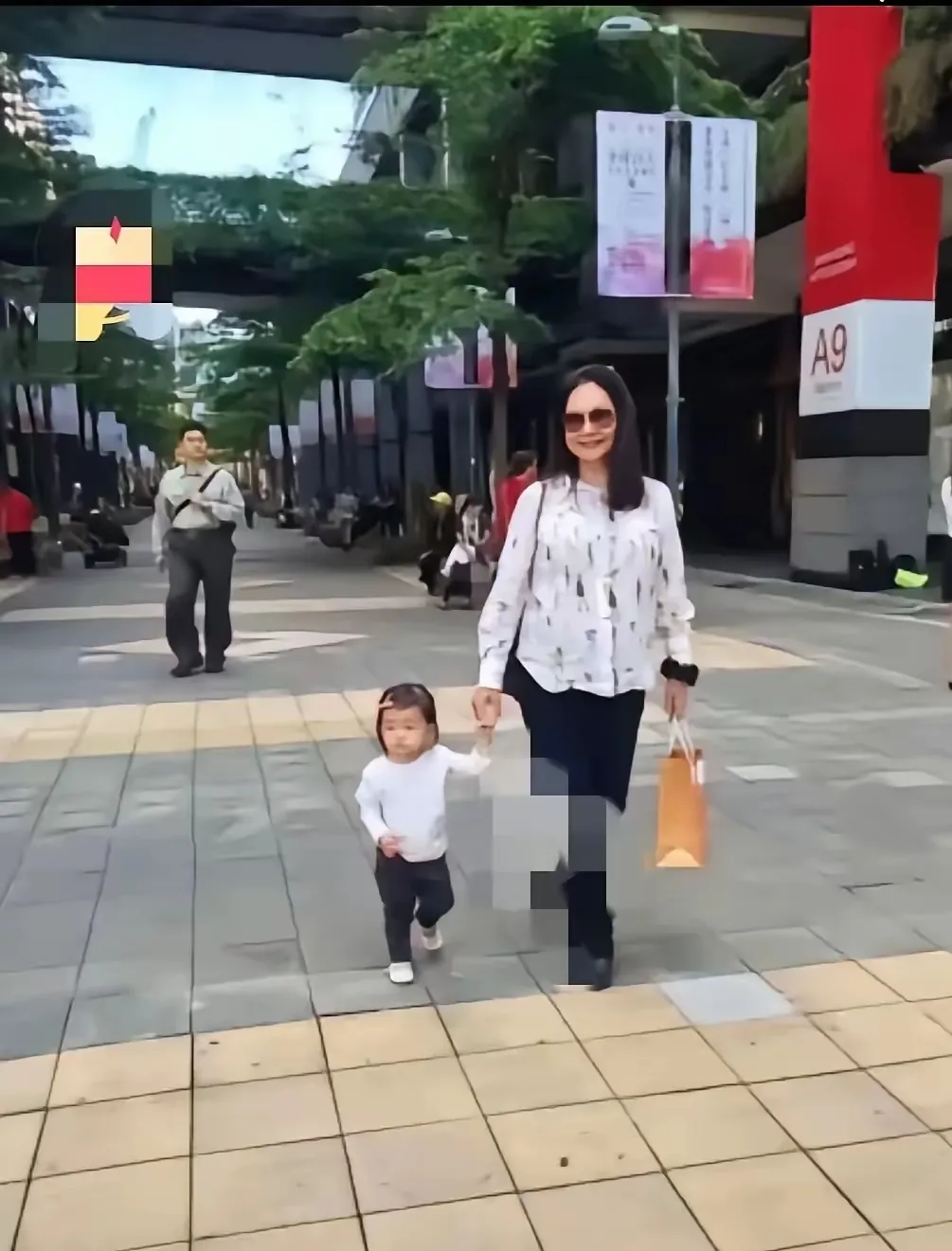 黄春梅又发小玥儿的照片了，并且还是正面照，外孙就在黄春梅住的楼下，她却舍不