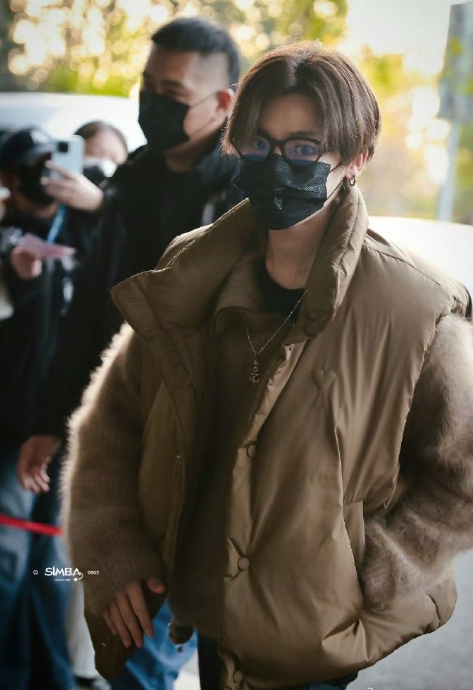 侯明昊就是一只毛茸茸的小猫啊！这个发色太可爱了