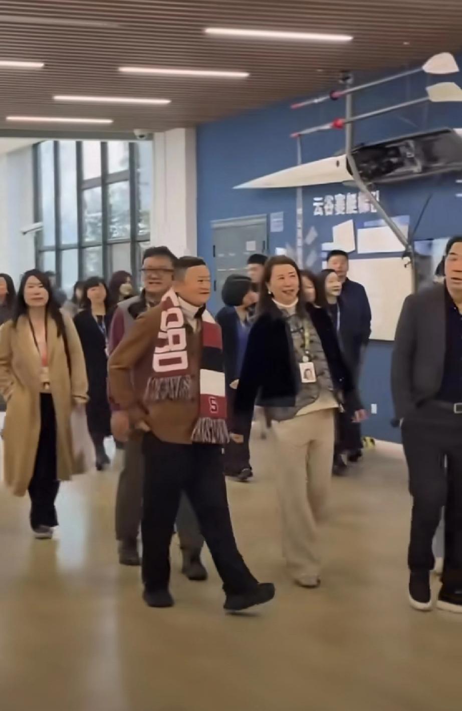 马云现身杭州，有时双手插兜，有时背着手，就像领导一样！3月3日，马云、蔡崇信