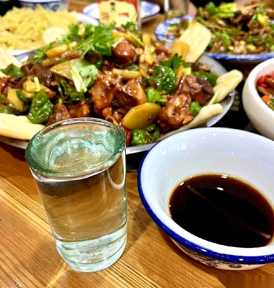 一个我们小区的男人，把自己喝死了。44岁。他妈发现的。今早我老公回来告诉我