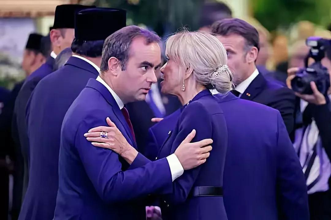 马克龙老婆人老心不老，70多岁了，一点都不端庄。她对马克龙又搂又亲也就算了，她
