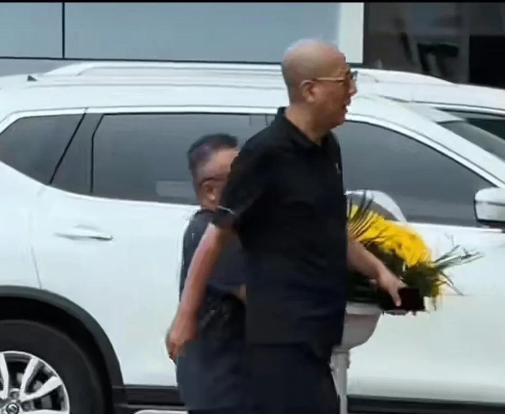 如果说蹭流量有段位，老汪绝对够九段。杨少华老爷子去世，老汪来到灵堂，又喊又叫，