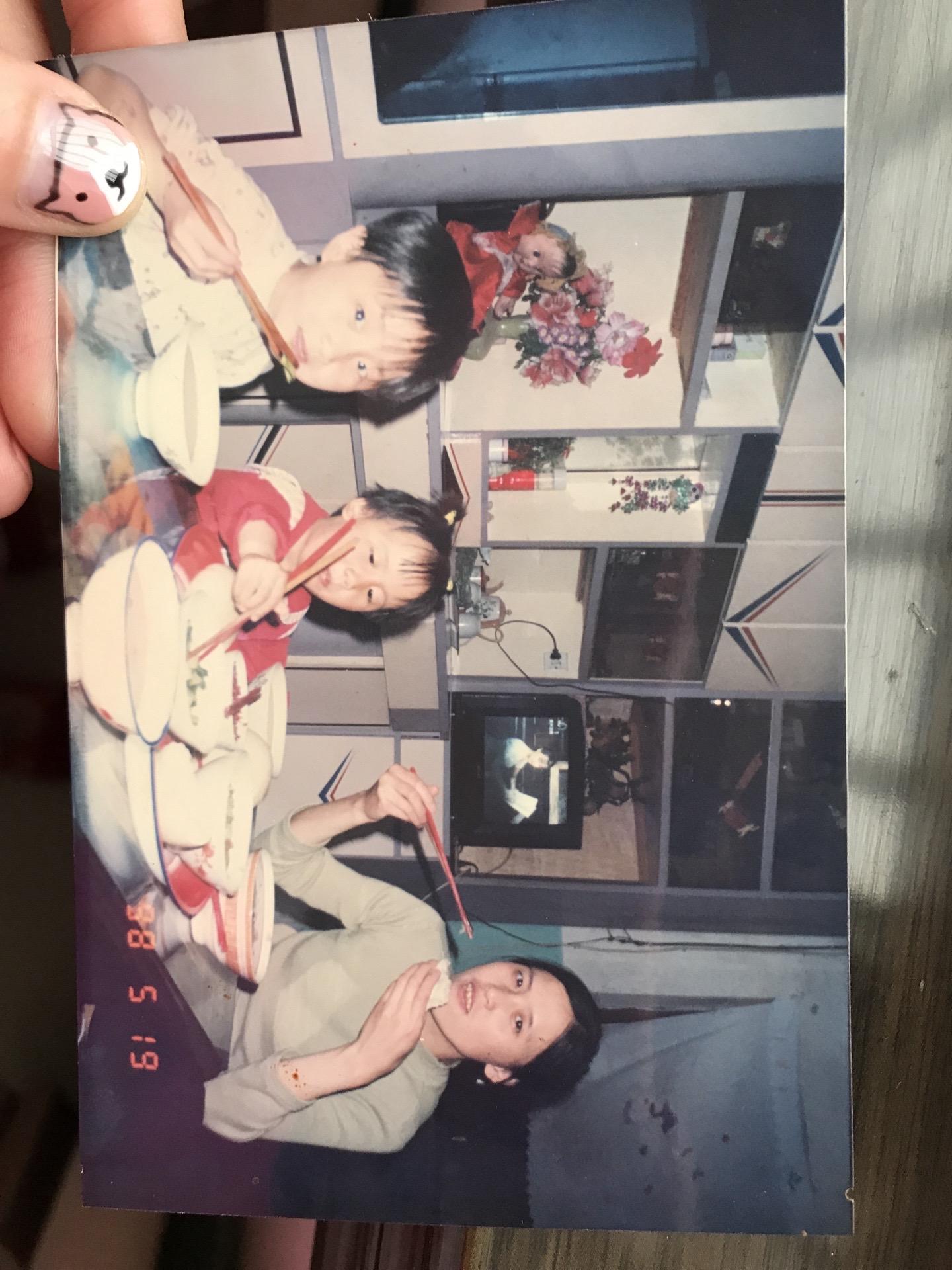 98年的老照片 三岁半的自己。无法预知片刻的价值 直到这一片刻成为了回忆