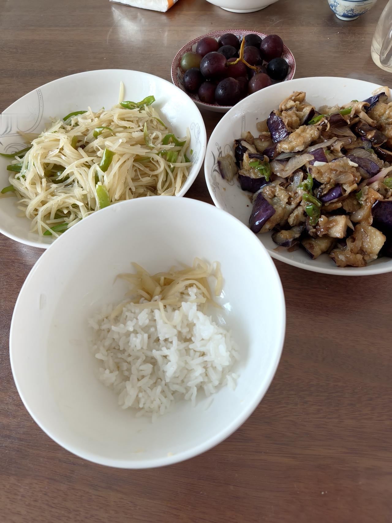 吃午饭喽，今天又是我一个人，炒了两个菜：一盘青椒土豆丝、一盘香菇茄子，土豆丝酸辣