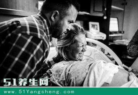 摄影师拍到小婴儿出生头变三角形! 医生却说很正常