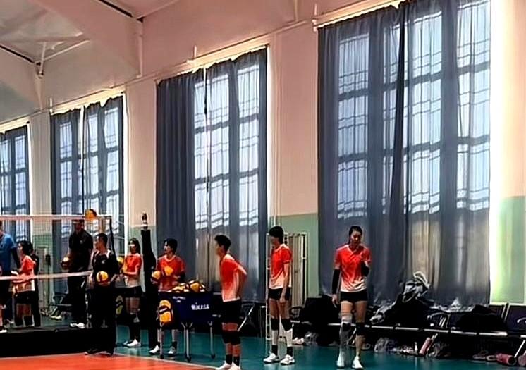 天津女排新赛季备战视频刚流出，眼尖网友就发现——陈方还稳坐主教练位置！全运会他带