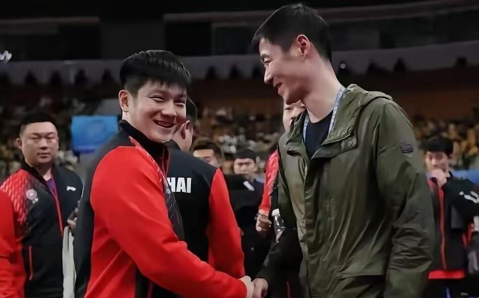 领奖台上喊的是亚军的名字。冠军站在旁边，举着奖杯，像做错了事。樊振东后来说，